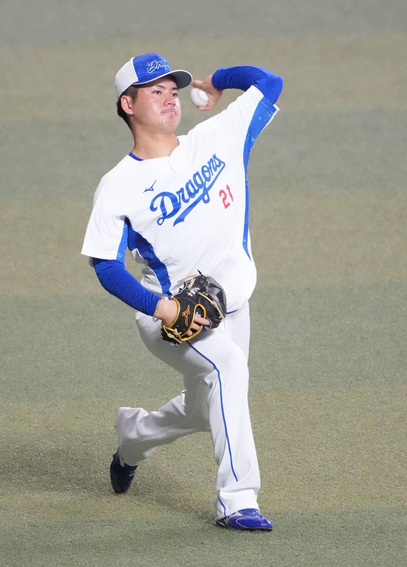 キャッチボールをする金丸（撮影・森本幸一）