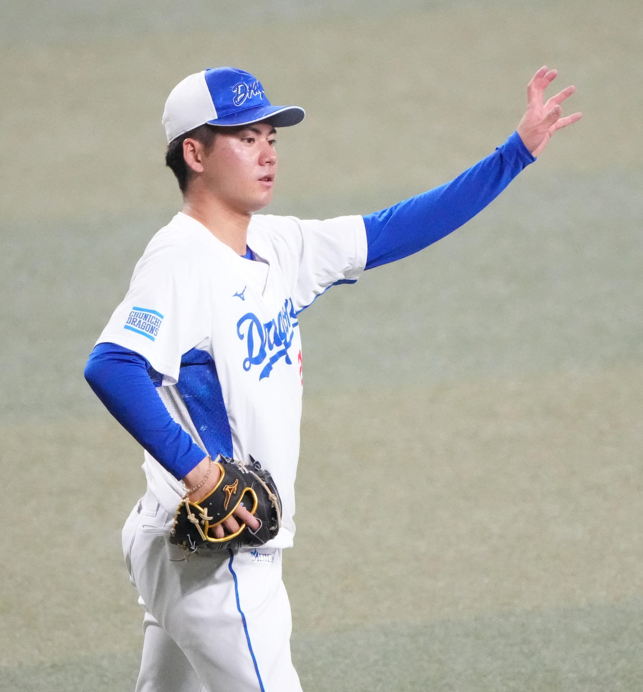 キャッチボールをする金丸（撮影・森本幸一）