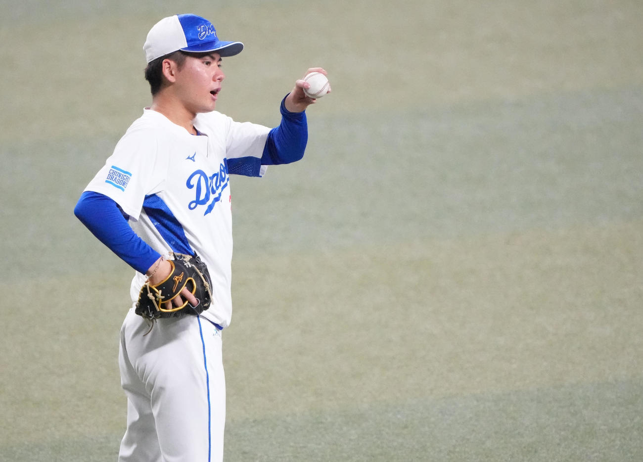 キャッチボールをする金丸（撮影・森本幸一）