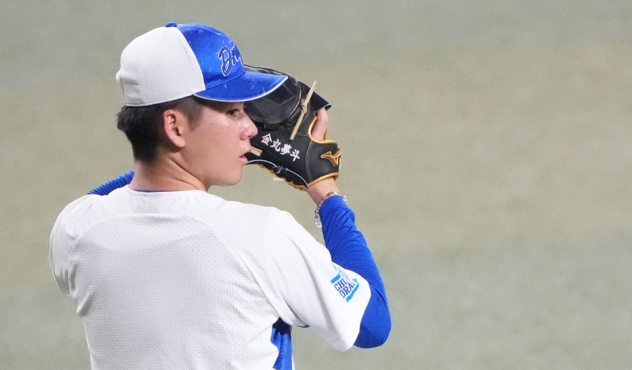 キャッチボールをする金丸（撮影・森本幸一）
