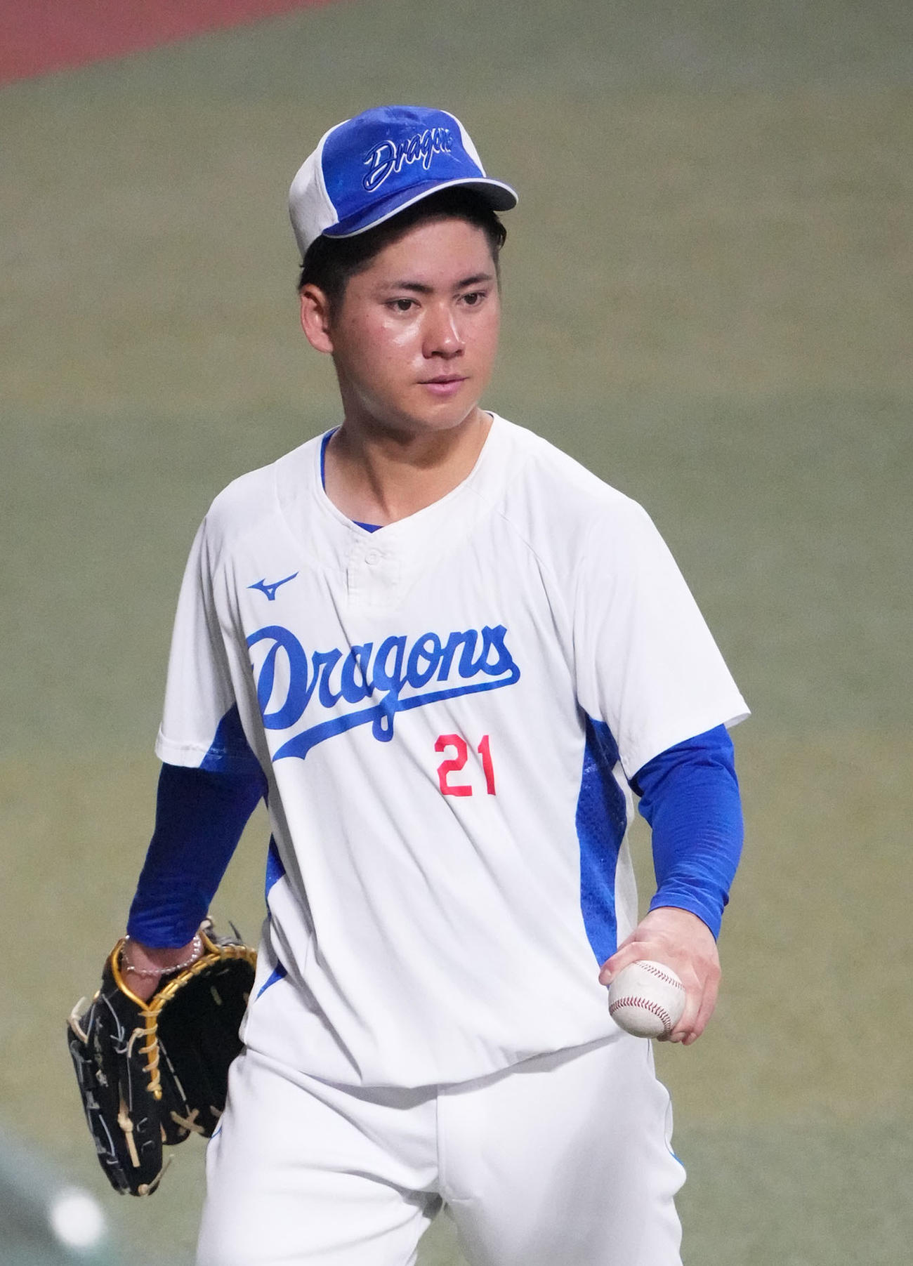 投球練習を終える金丸（撮影・森本幸一）