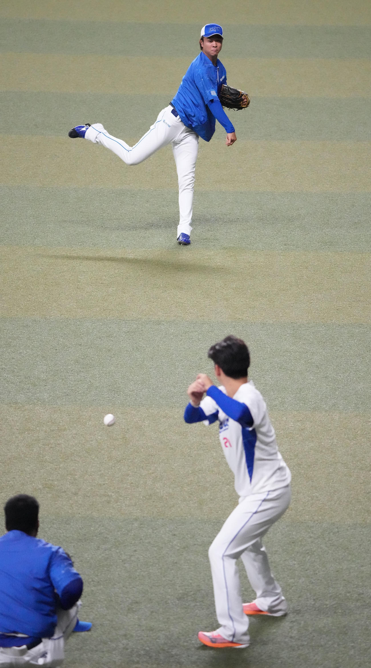 金丸（右）を打者に見立て投球練習をする高橋宏（撮影・森本幸一）