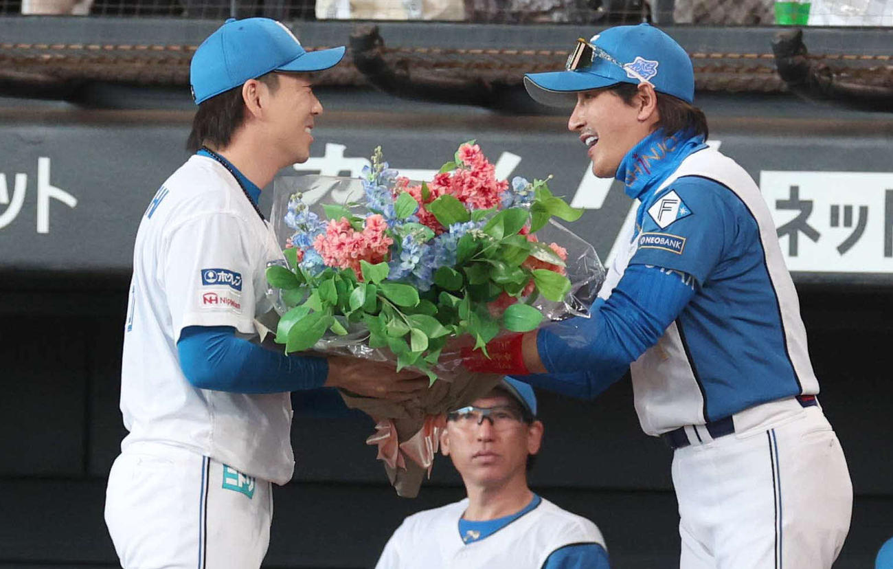 日本ハム対オリックス　7回途中登板し連続救援登板新記録を達成し新庄監督から花束を渡される宮西（撮影・黒川智章）