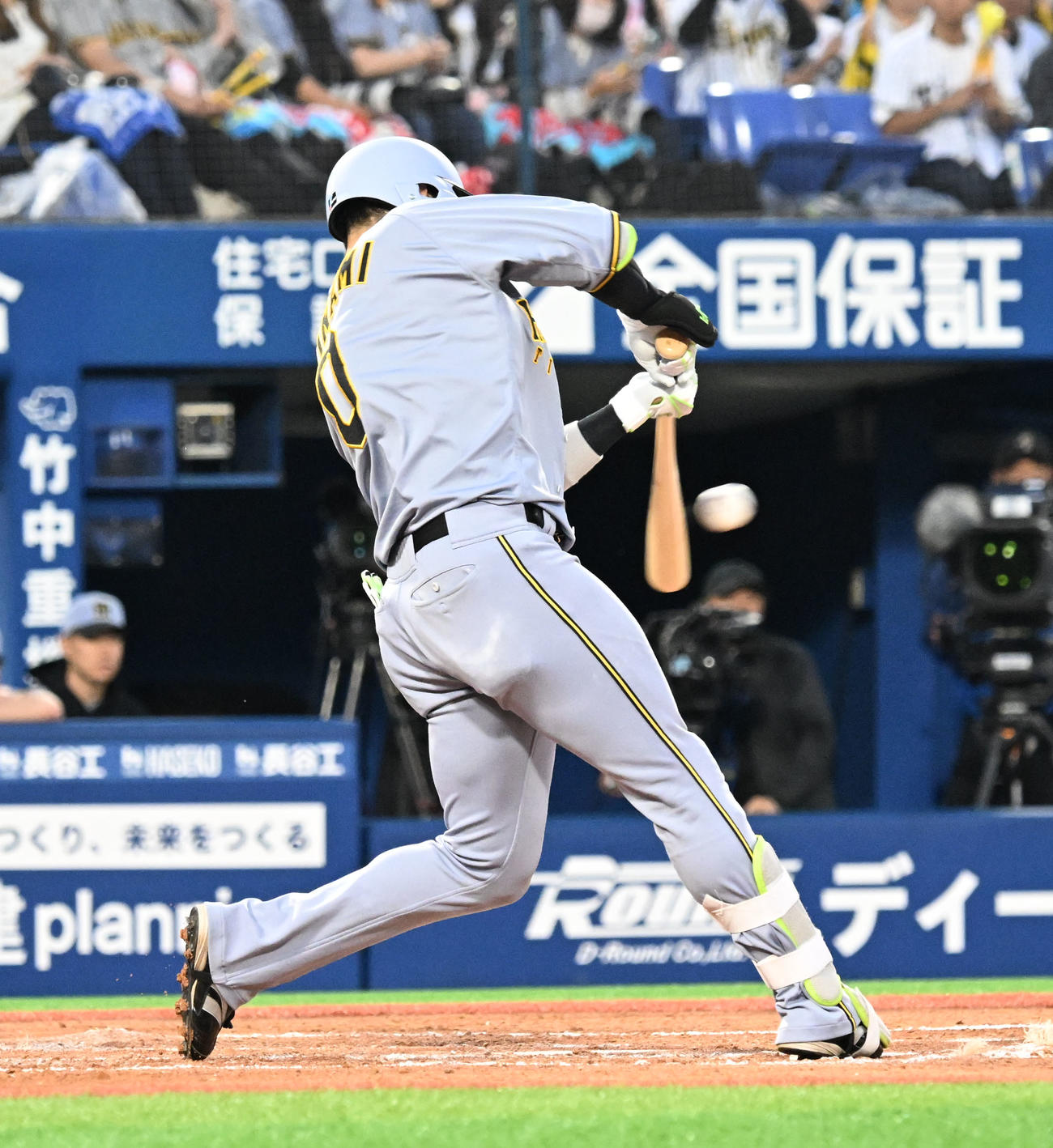DeNA対阪神　3回表阪神無死、木浪が左前打を放つ（撮影・千葉一成）