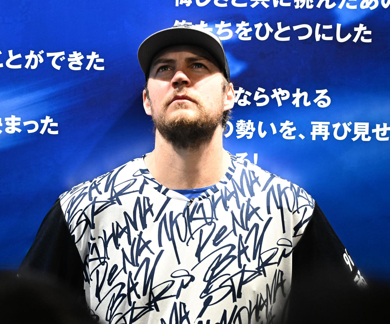 DeNA対阪神　ゲーム前、取材に応じるDeNAバウアー（撮影・千葉一成）