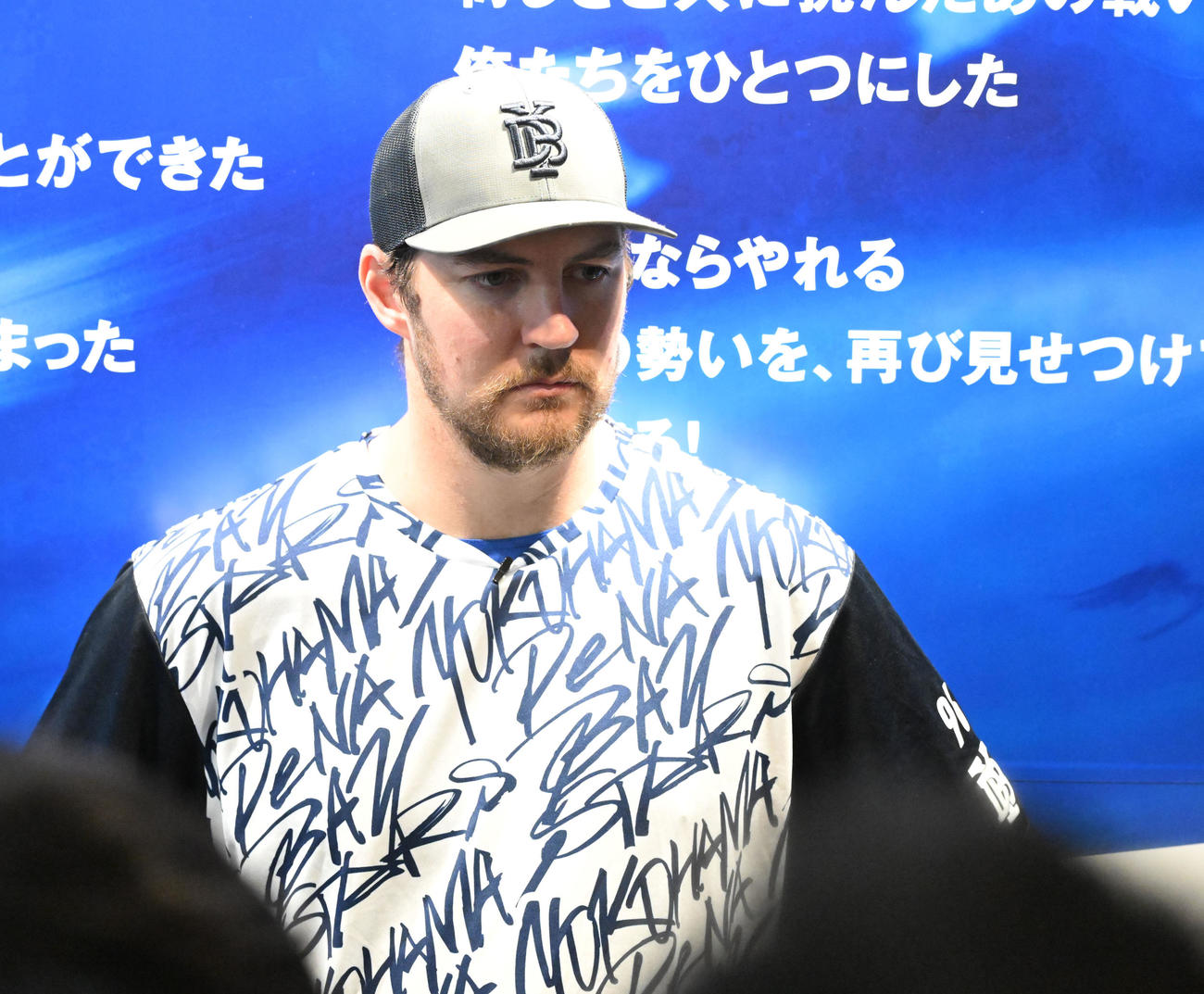 DeNA対阪神　ゲーム前、取材に応じるDeNAバウアー（撮影・千葉一成）