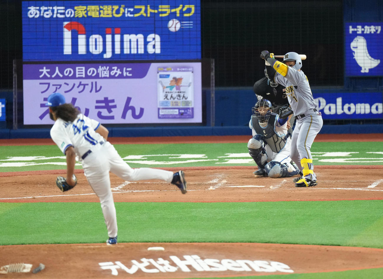 DeNA対阪神　4回表阪神無死、森下は死球を受ける。投手ジャクソン（撮影・足立雅史）