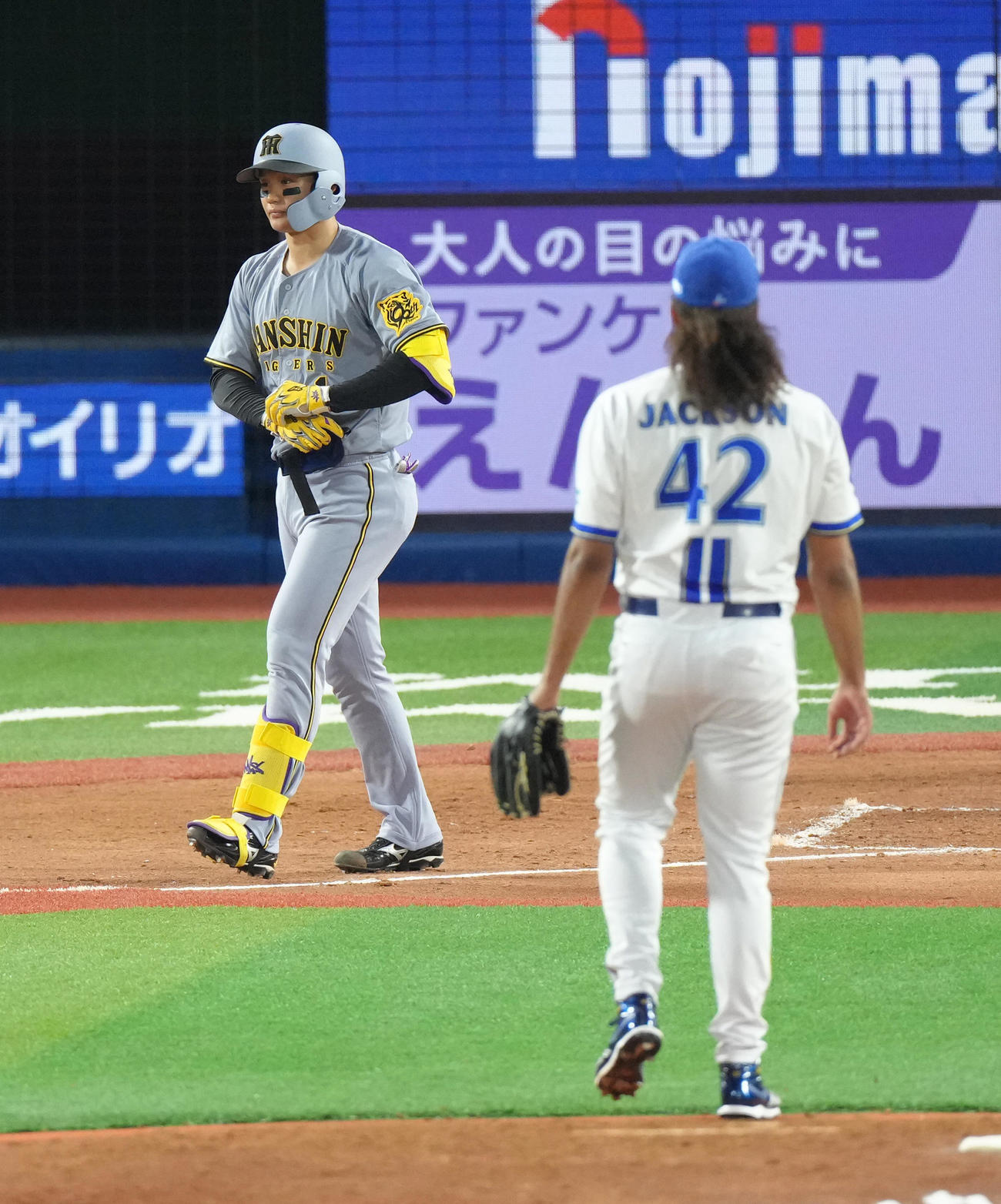 DeNA対阪神　4回表阪神無死、森下（左）は死球を受ける。投手ジャクソン（撮影・足立雅史）