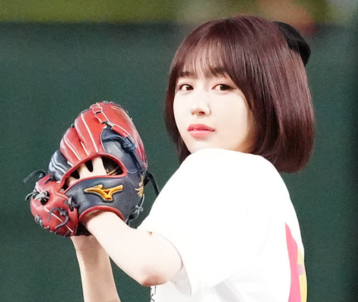 楽天対ロッテ　試合前、セレモニアルピッチに臨むインフルエンサーでタレント、なえなの（撮影・江口和貴）