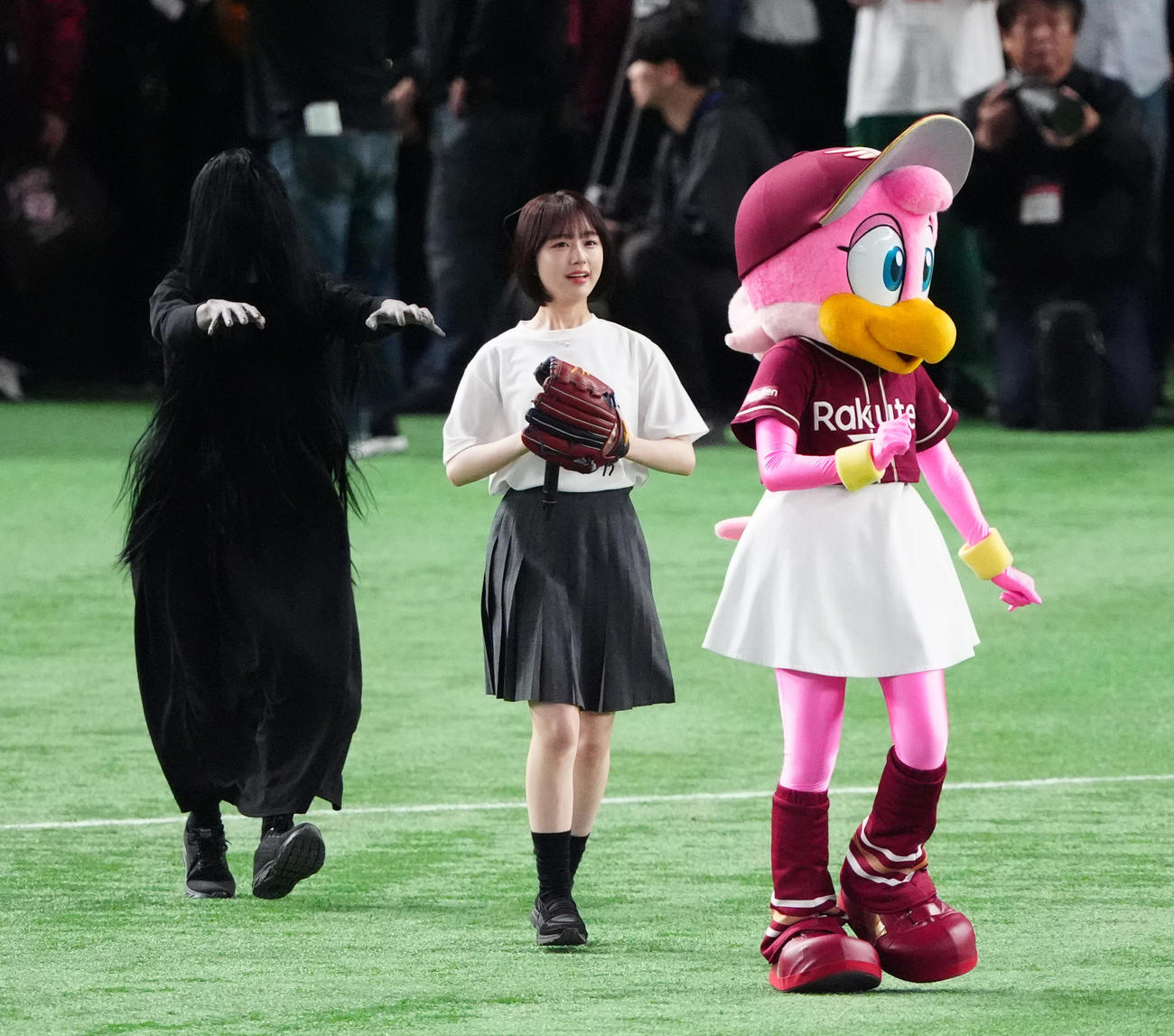 楽天対ロッテ　セレモニアルピッチに登場したなえなの（撮影・清水貴仁）