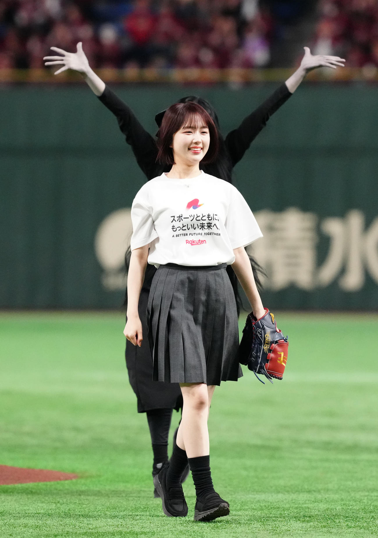 楽天対ロッテ　試合前、セレモニアルピッチに臨んだインフルエンサーでタレント、なえなの（撮影・江口和貴）