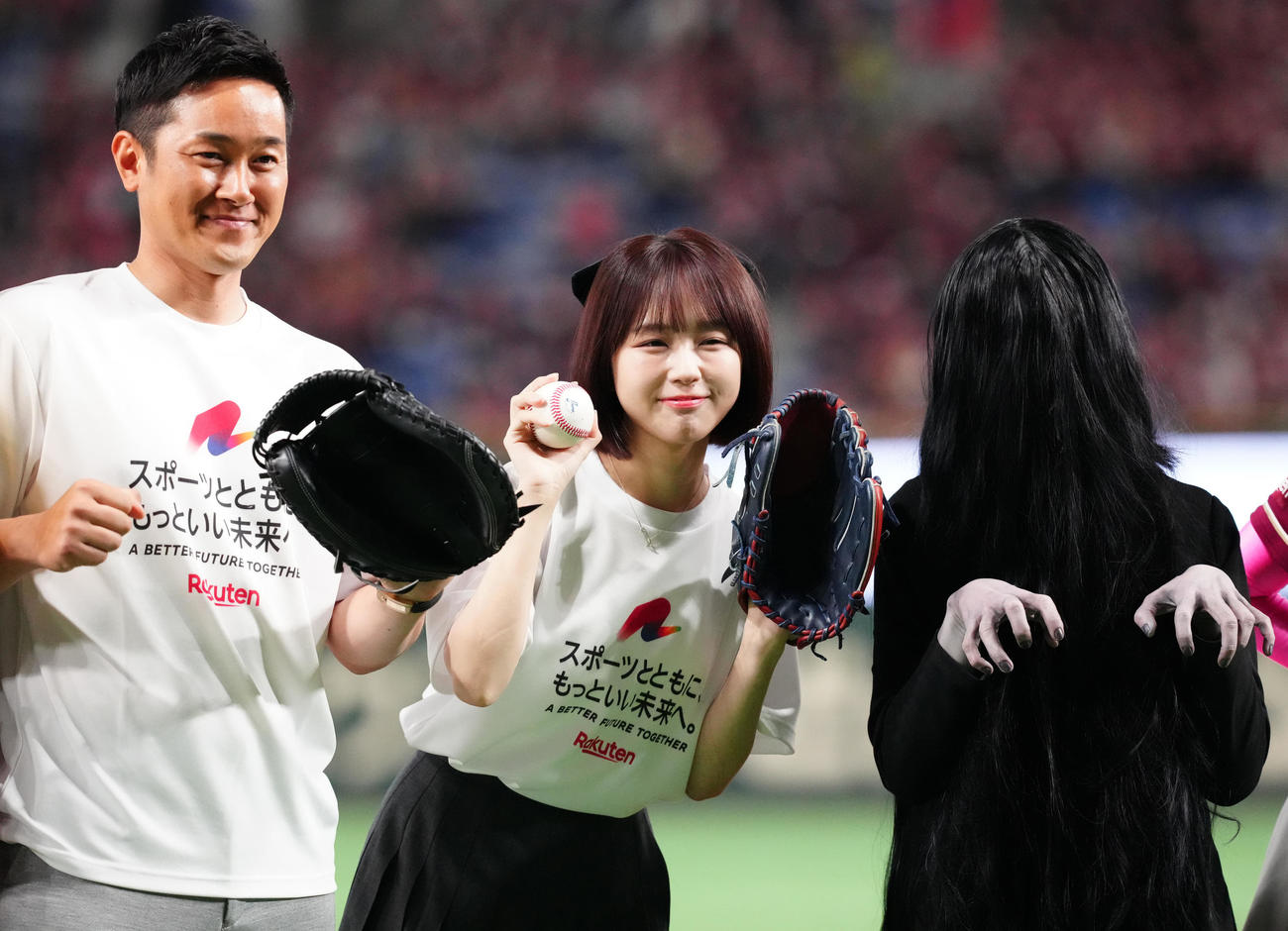 楽天対ロッテ　試合前、セレモニアルピッチに臨み写真に納まるインフルエンサーでタレント、なえなの（中央）。左は銀次氏（撮影・江口和貴）