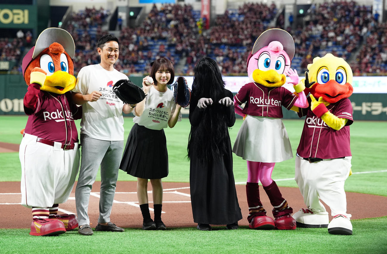 楽天対ロッテ　試合前、セレモニアルピッチに臨み写真に納まるインフルエンサーでタレント、なえなの（中央左）（撮影・江口和貴）