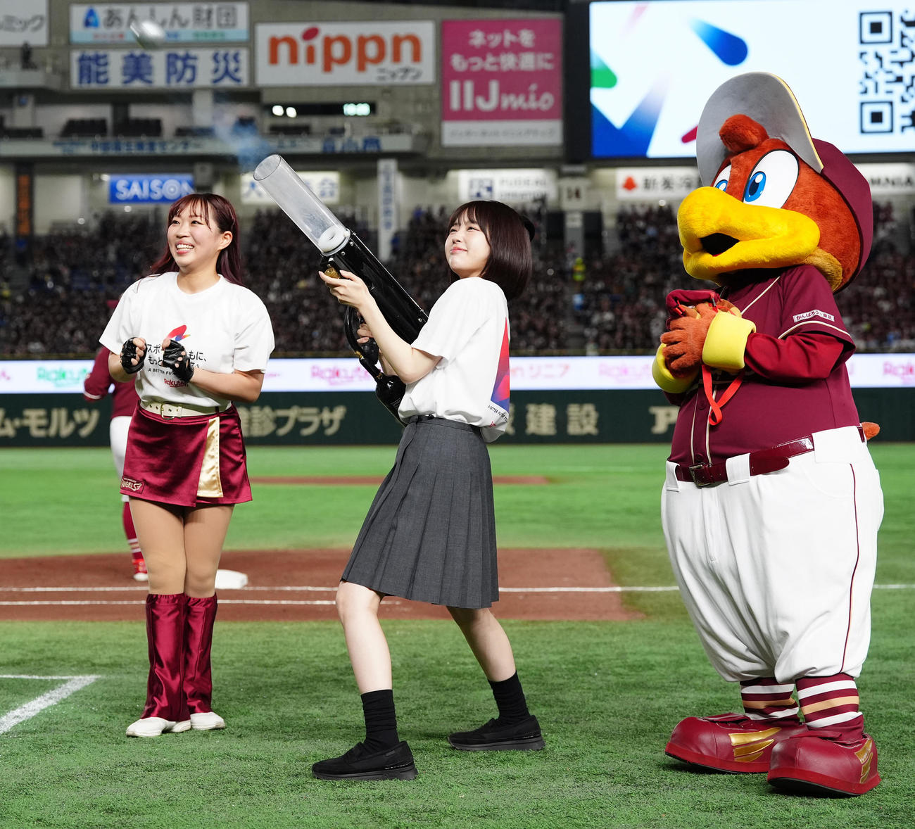 楽天対ロッテ　2回裏終了後のイベントに臨むインフルエンサーでタレント、なえなの（中央）（撮影・江口和貴）