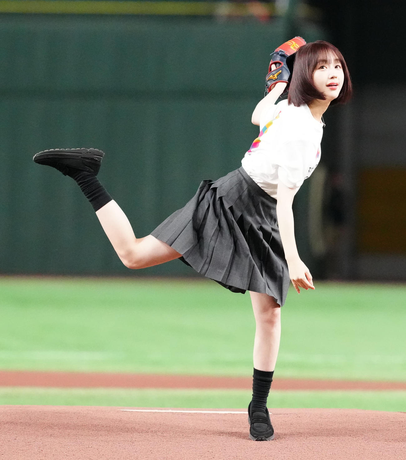 楽天対ロッテ　試合前、セレモニアルピッチに臨むインフルエンサーでタレント、なえなの（撮影・江口和貴）