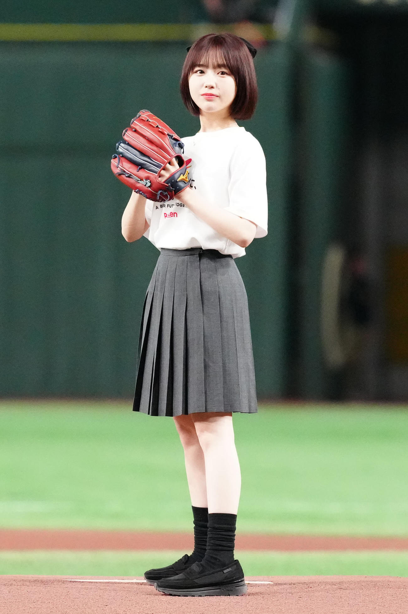 楽天対ロッテ　試合前、セレモニアルピッチに臨むインフルエンサーでタレント、なえなの（撮影・江口和貴）
