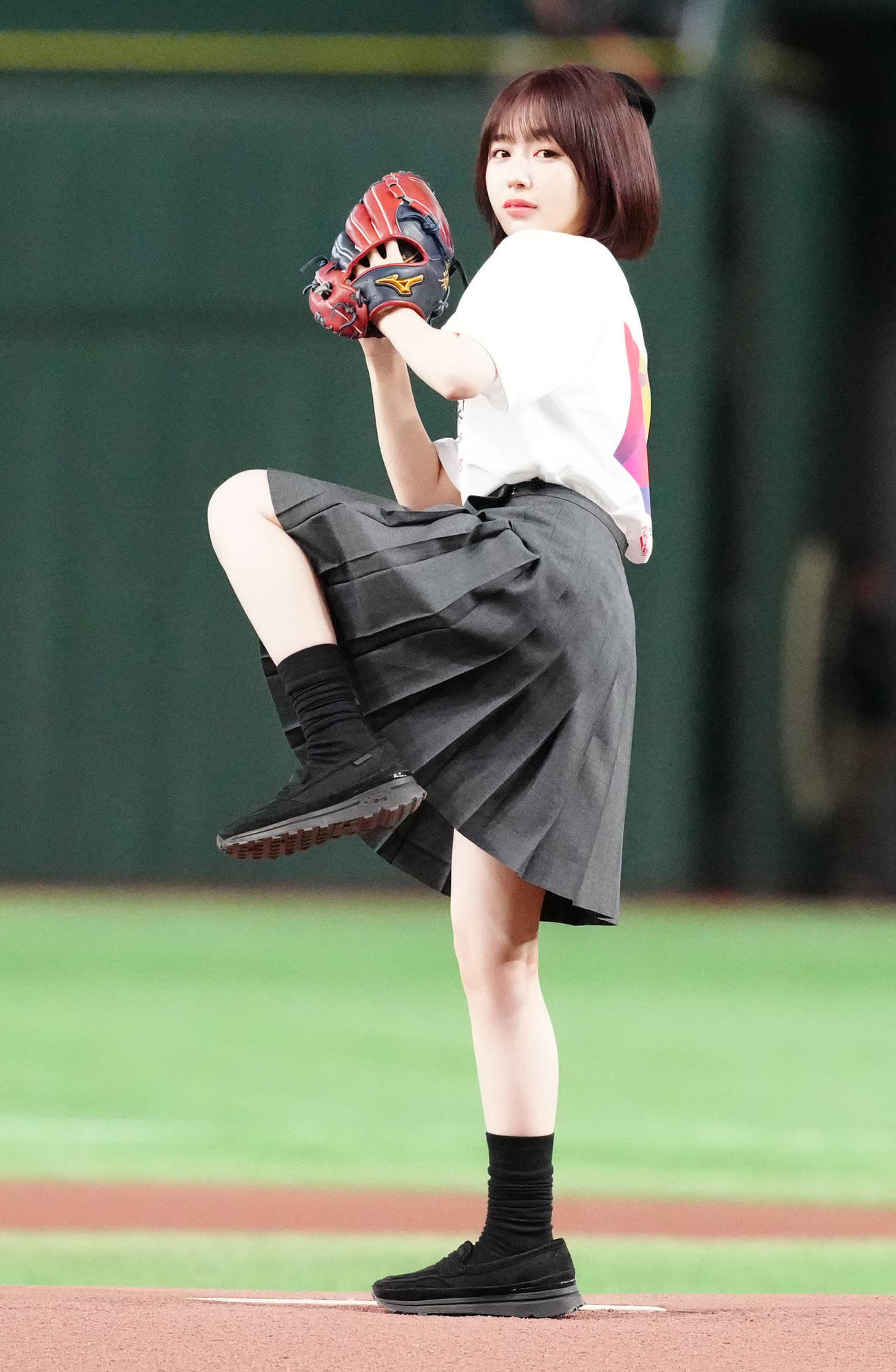 楽天対ロッテ　試合前、セレモニアルピッチに臨むインフルエンサーでタレント、なえなの（撮影・江口和貴）