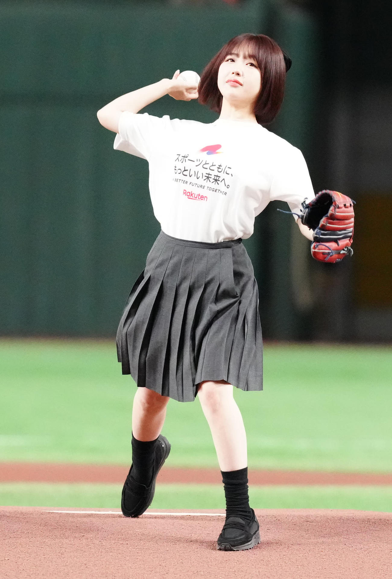 楽天対ロッテ　試合前、セレモニアルピッチに臨むインフルエンサーでタレント、なえなの（撮影・江口和貴）