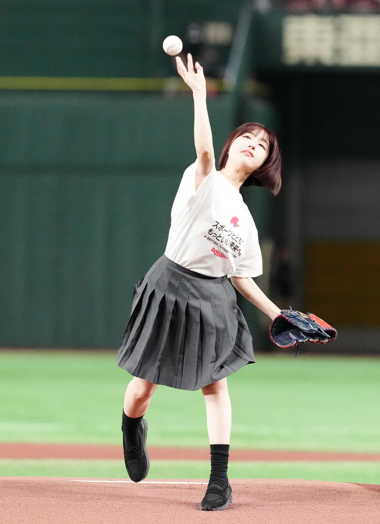 楽天対ロッテ　試合前、セレモニアルピッチに臨むインフルエンサーでタレント、なえなの（撮影・江口和貴）