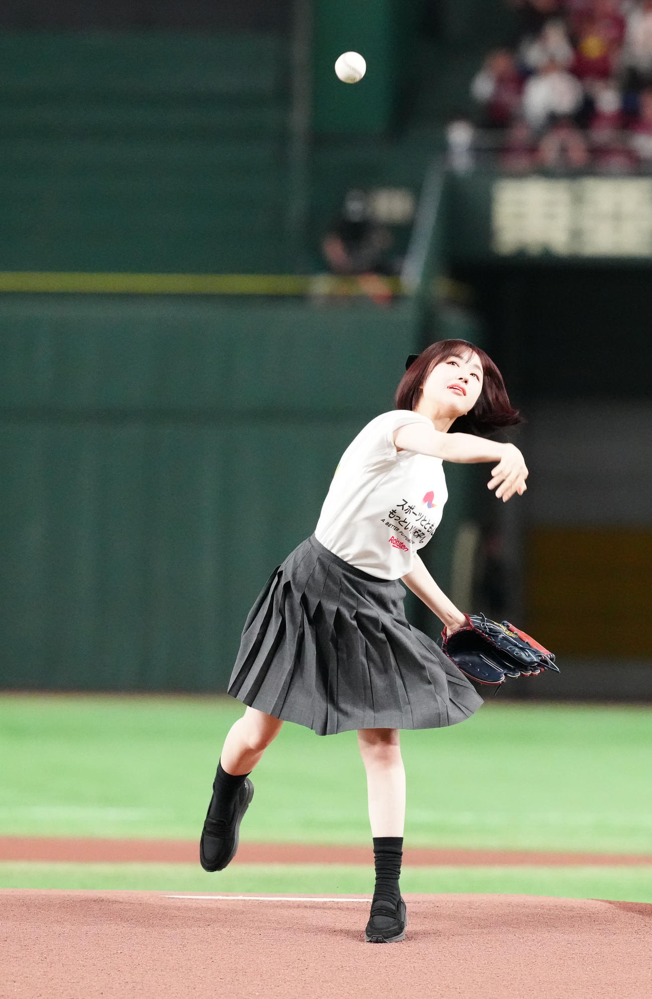 楽天対ロッテ　試合前、セレモニアルピッチに臨むインフルエンサーでタレント、なえなの（撮影・江口和貴）