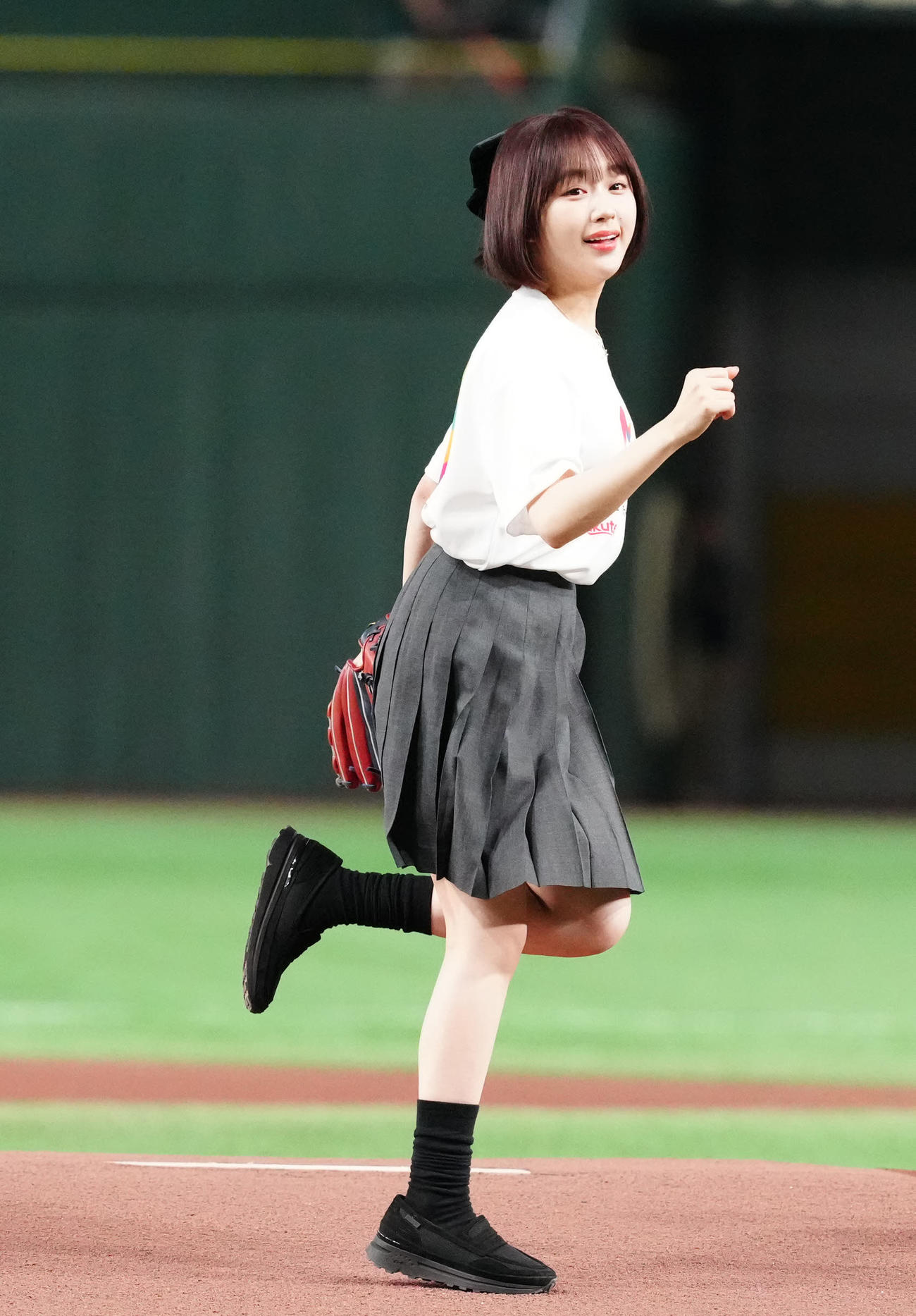 楽天対ロッテ　試合前、セレモニアルピッチに臨むインフルエンサーでタレント、なえなの（撮影・江口和貴）
