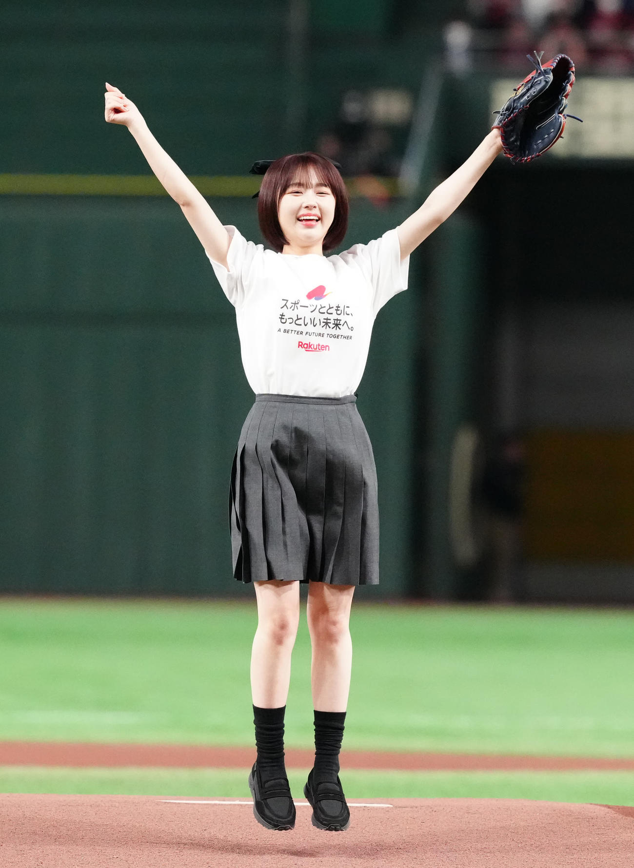 楽天対ロッテ　試合前、セレモニアルピッチに臨みガッツポーズのインフルエンサーでタレント、なえなの（撮影・江口和貴）