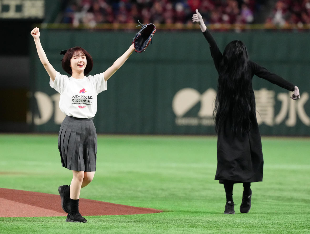 楽天対ロッテ　試合前、セレモニアルピッチに臨みガッツポーズのインフルエンサーでタレント、なえなの（撮影・江口和貴）