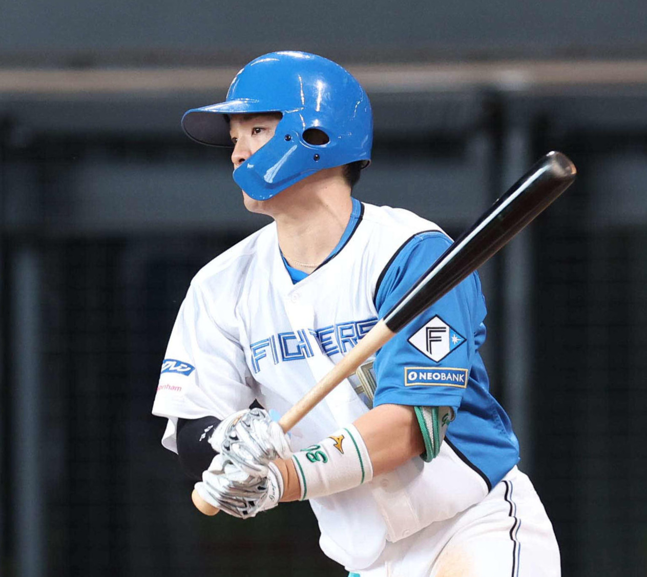 日本ハム対オリックス　7回裏日本ハム1死満塁、左前2点適時打を放つ郡司（撮影・黒川智章）