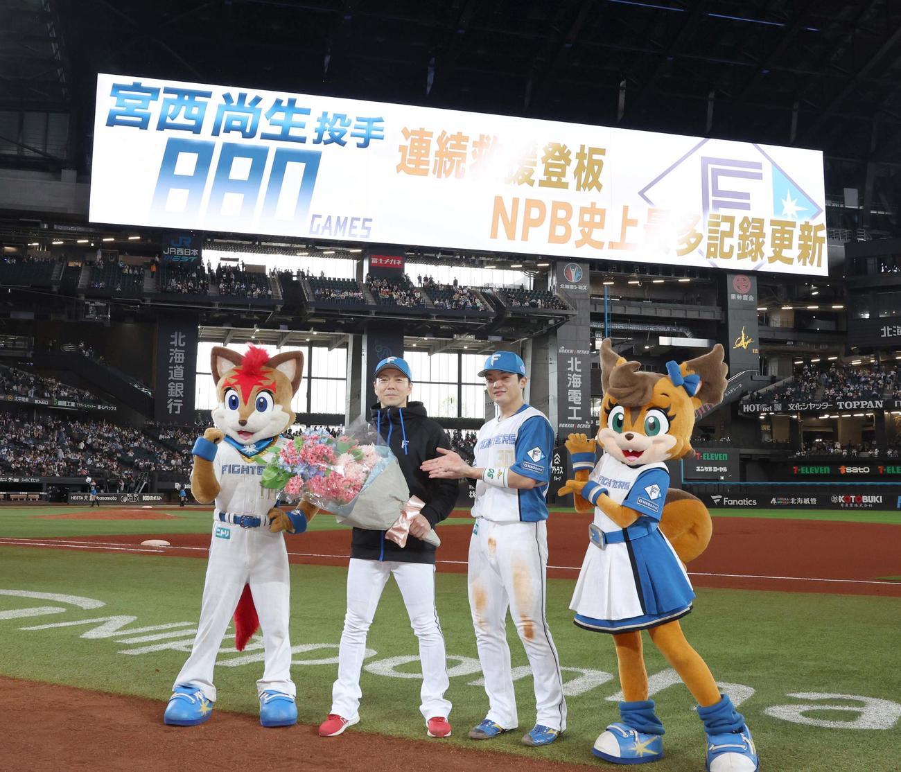 日本ハム対オリックス　連続救援登板新記録を達成し笑顔の宮西（左）と称える郡司（撮影・黒川智章）