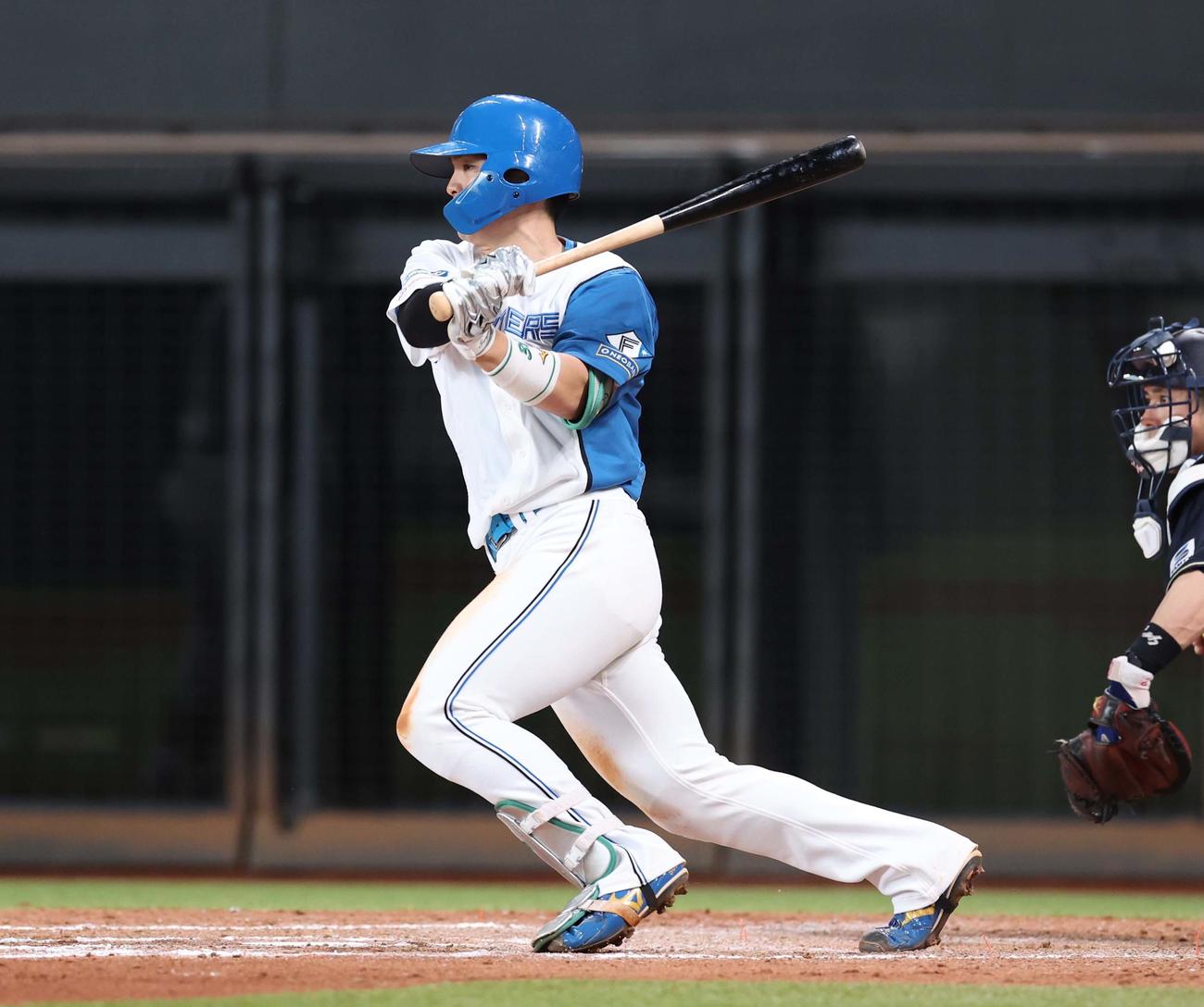 日本ハム対オリックス　8回裏日本ハム1死二、三塁、中前適時打を放つ郡司（撮影・黒川智章）