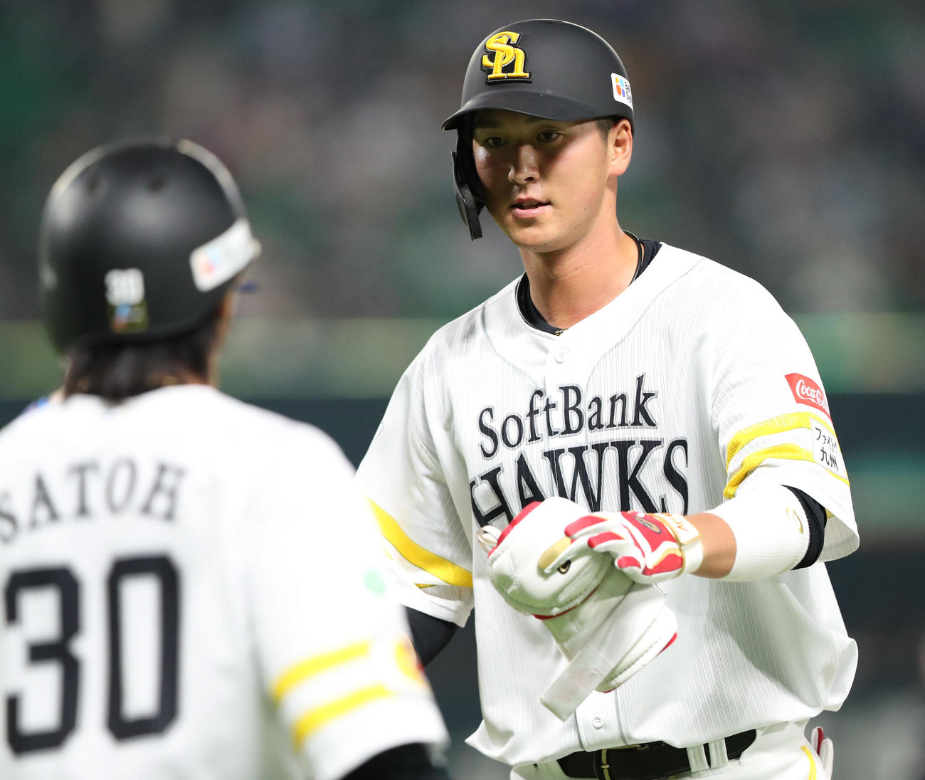ソフトバンク対西武　6回裏ソフトバンク1死、秋広は中前安打を放ち代走佐藤直とハイタッチをしてベンチに引きあげる（撮影・梅根麻紀）