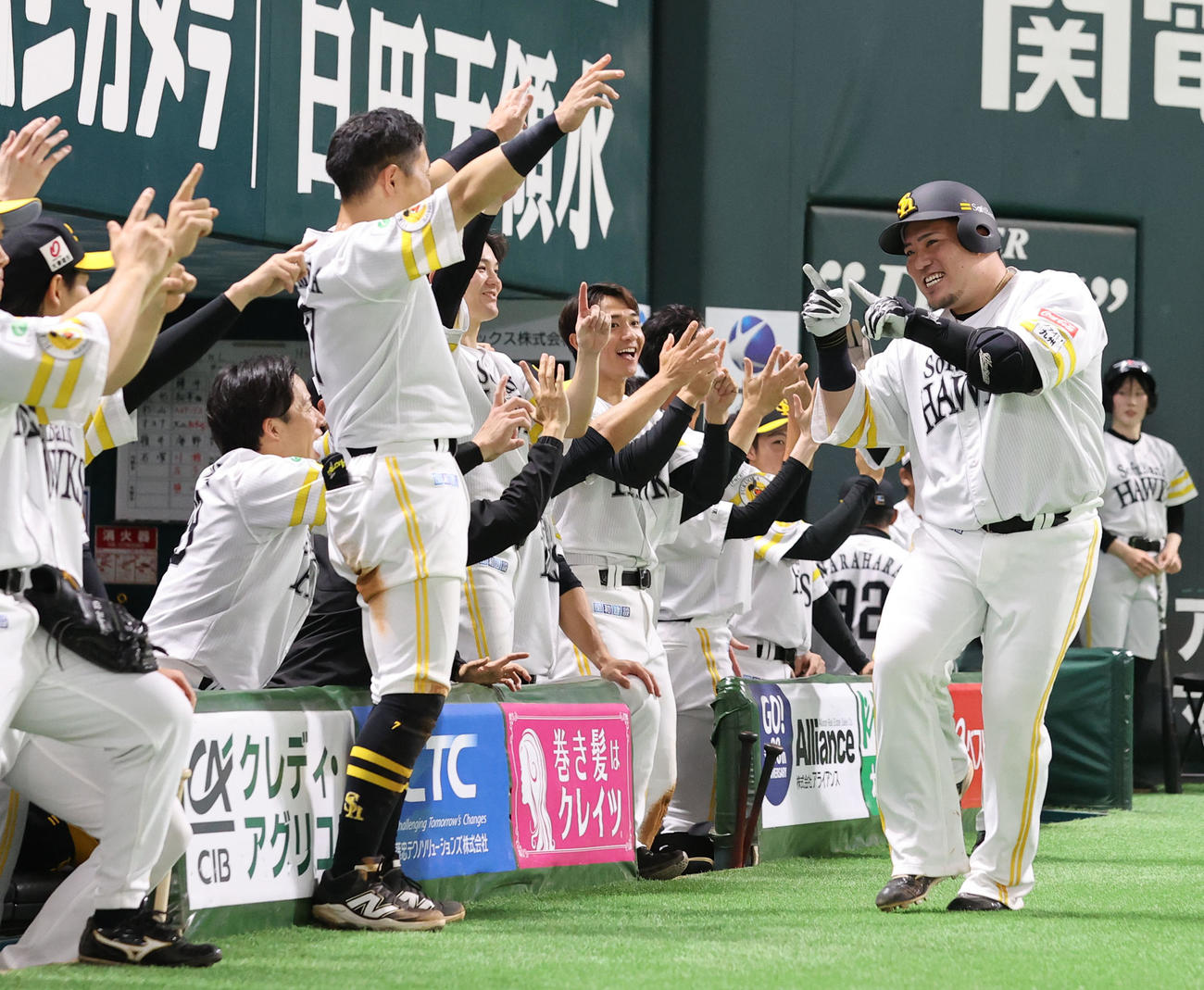ソフトバンク対西武　6回裏ソフトバンク1死一塁、山川は左越えに2点本塁打を放ちポーズを決める（撮影・梅根麻紀）