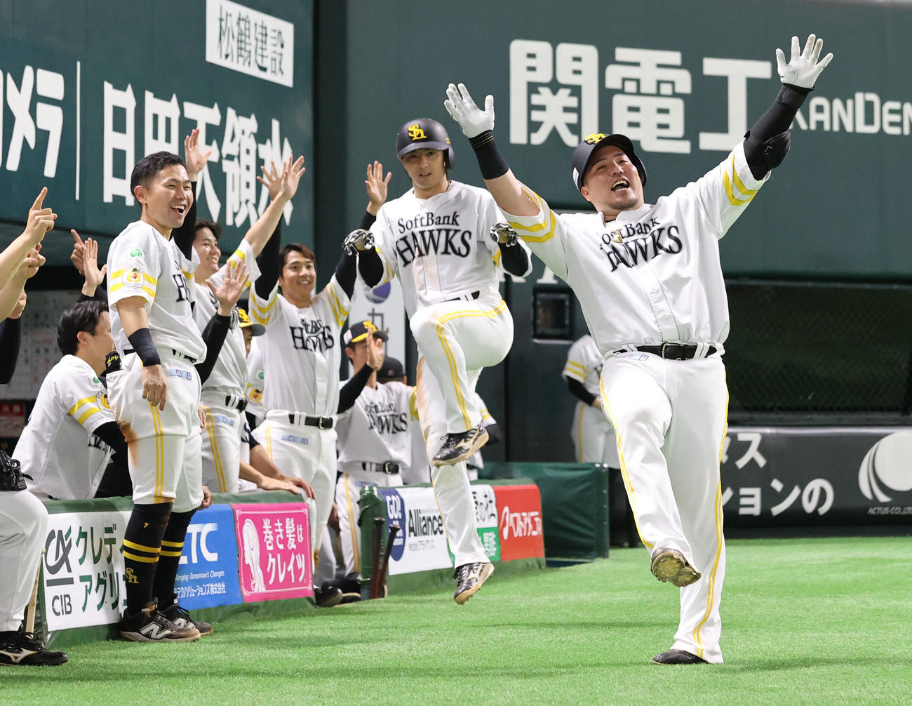 ソフトバンク対西武　6回裏ソフトバンク1死一塁、山川は左越えに2点本塁打を放ちポーズを決める（撮影・梅根麻紀）