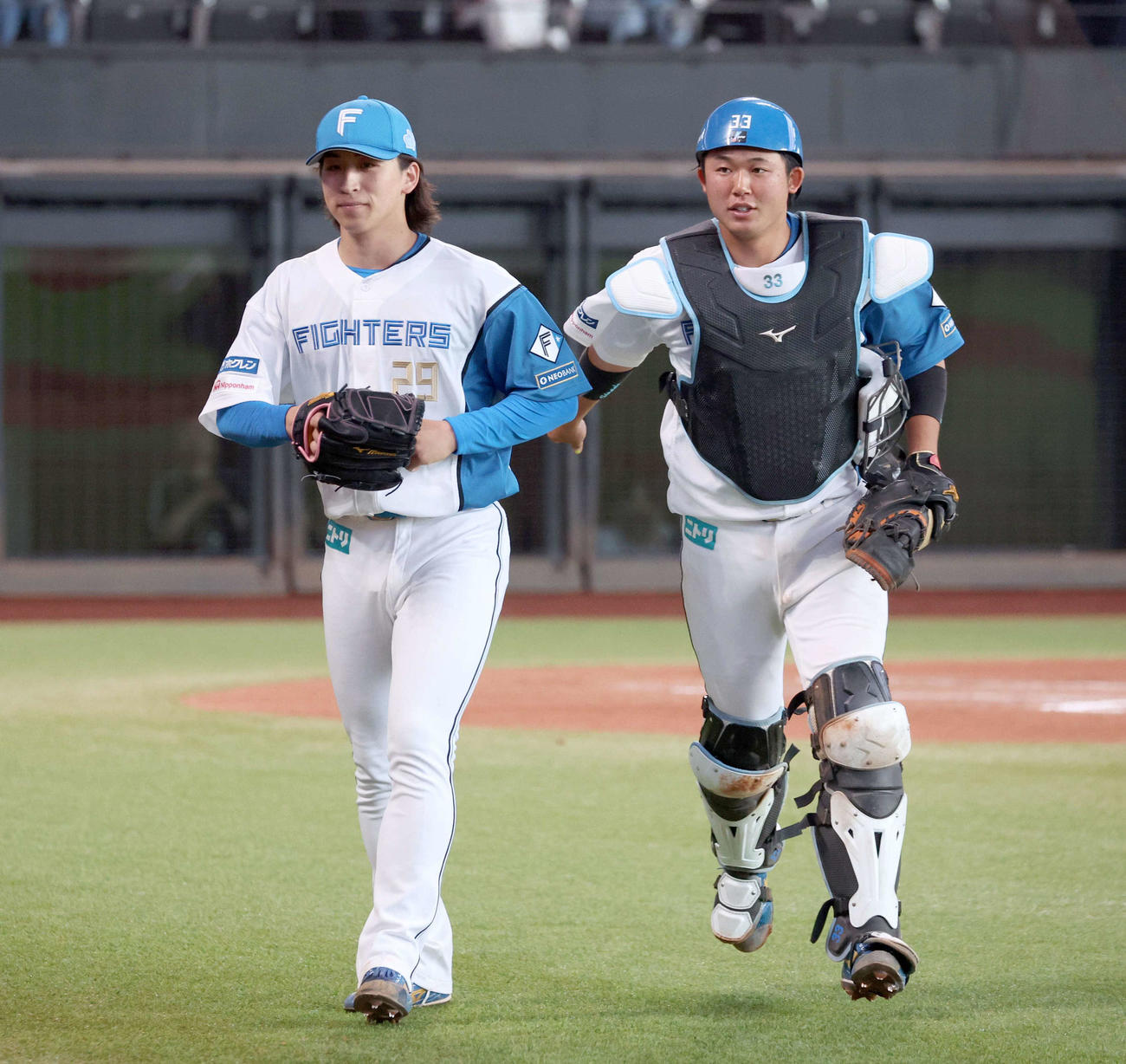 日本ハム対オリックス　6回を投げ終えベンチに戻る細野（左）と進藤（撮影・黒川智章）