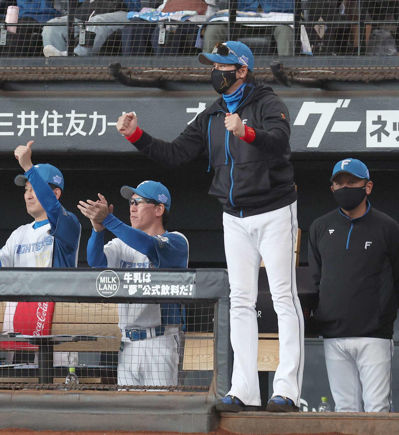 日本ハム対オリックス　8回裏日本ハム無死満塁、伏見の左前適時打にガッツポーズの新庄監督（撮影・黒川智章）