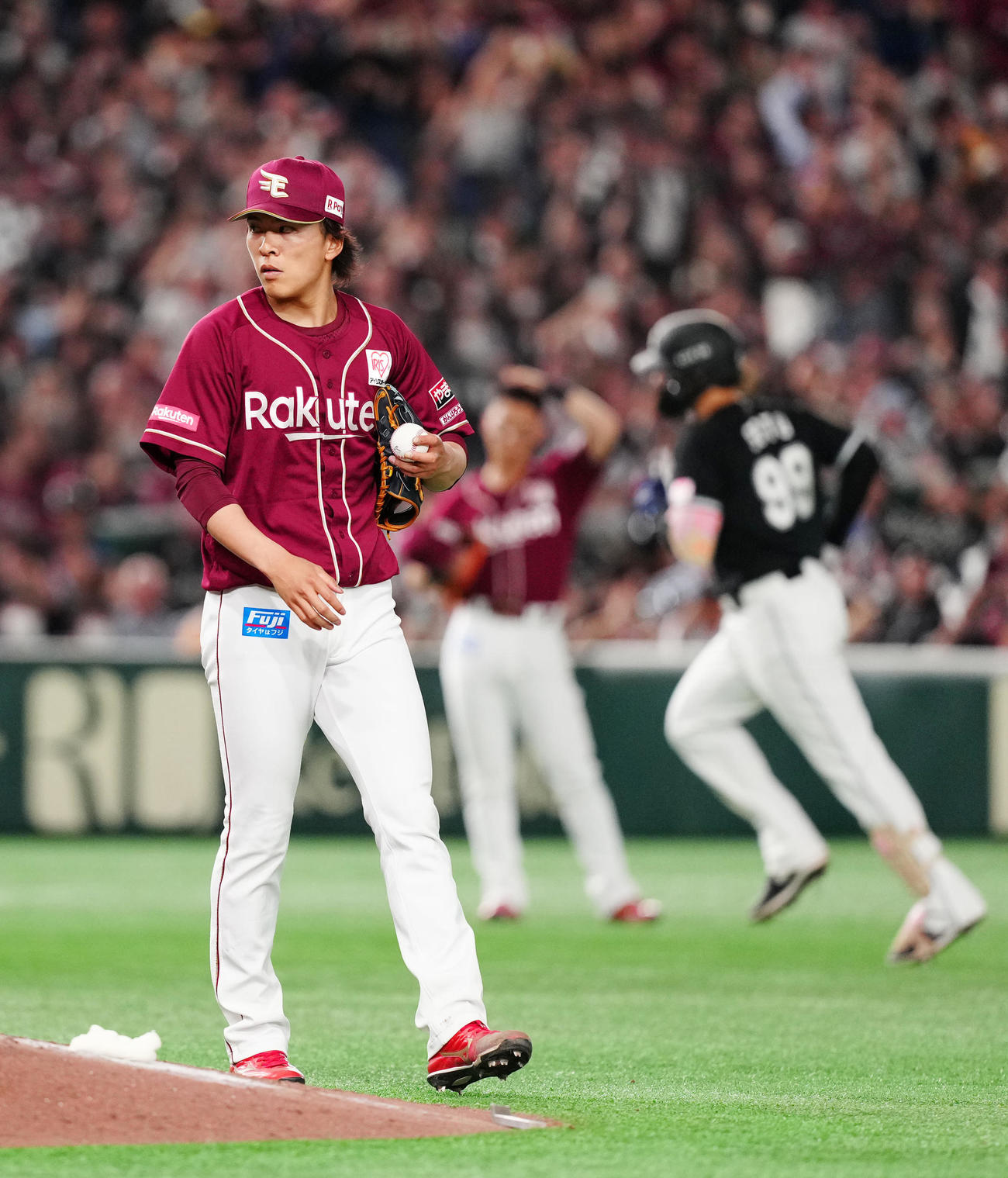 楽天対ロッテ　6回表ロッテ無死、ソト（後方右）にソロ本塁打を浴びる早川（撮影・江口和貴）