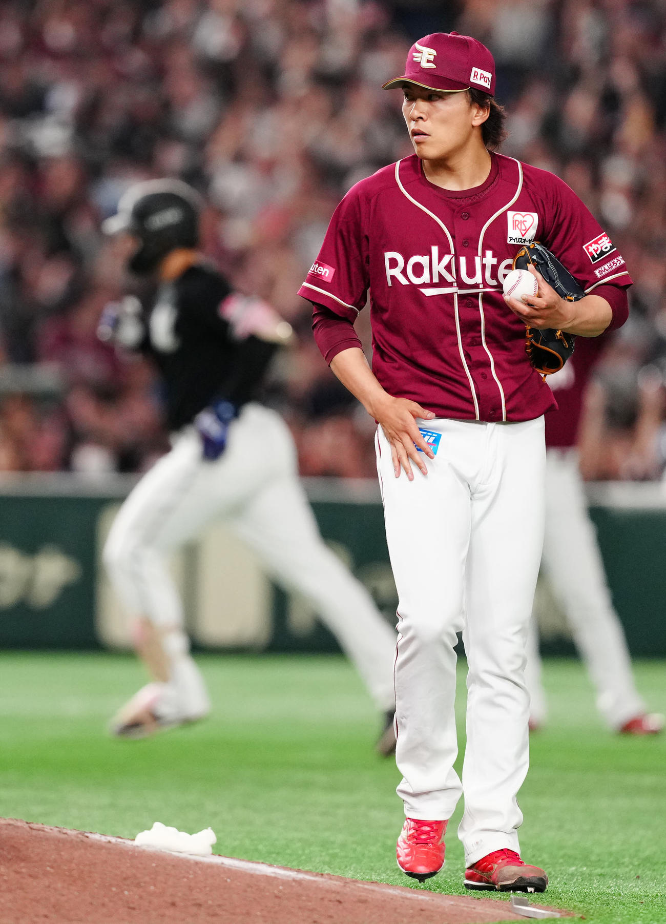 楽天対ロッテ　6回表ロッテ無死、ソト（後方）にソロ本塁打を浴びる早川（撮影・江口和貴）