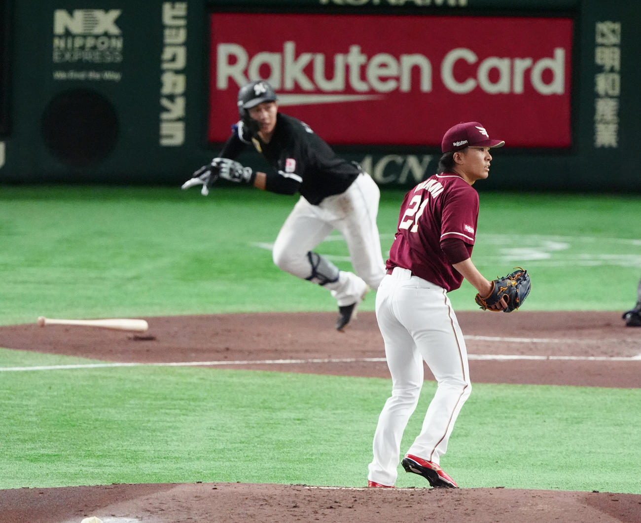 楽天対ロッテ　3回表ロッテ1死二、三塁、藤原に左前適時打を許す早川（撮影・清水貴仁）