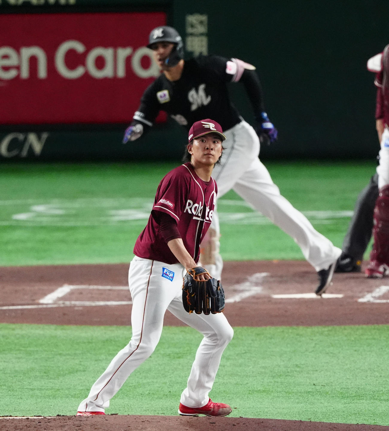 楽天対ロッテ　3回表ロッテ1死一、三塁、ソトの中犠飛で失点する早川（撮影・清水貴仁）