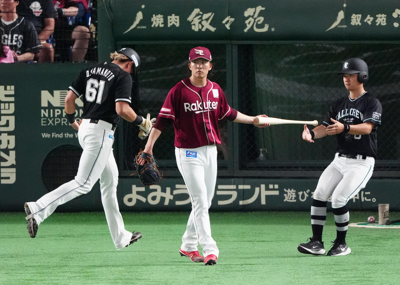 楽天対ロッテ　3回表ロッテ1死一、三塁、ソトの中犠飛で失点する早川（撮影・清水貴仁）