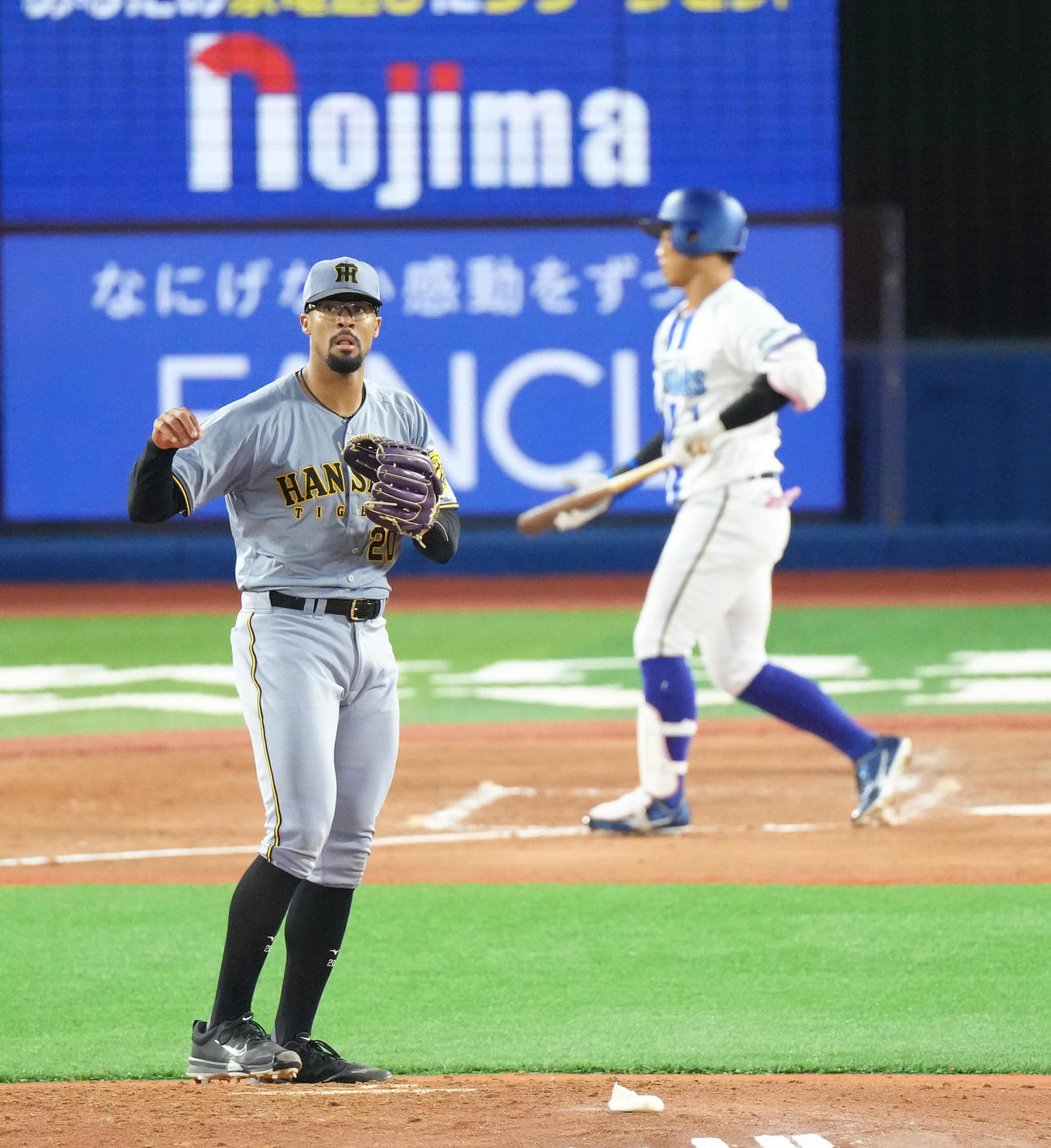 DeNA対阪神　3回裏DeNA2死、桑原（後方）を空振り三振に仕留めたデュプランティエ（撮影・足立雅史）