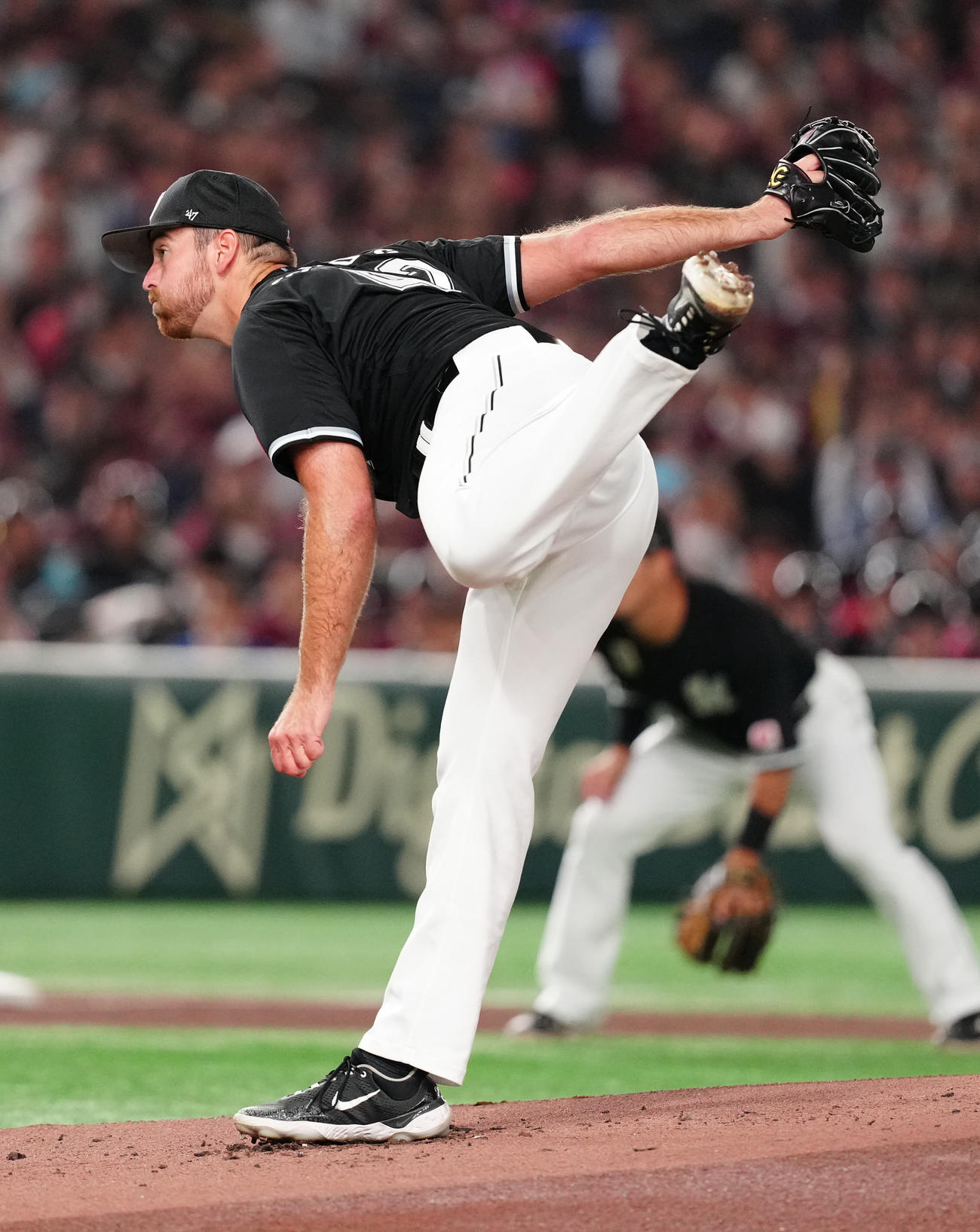 楽天対ロッテ　ロッテ先発のサモンズ（撮影・江口和貴）