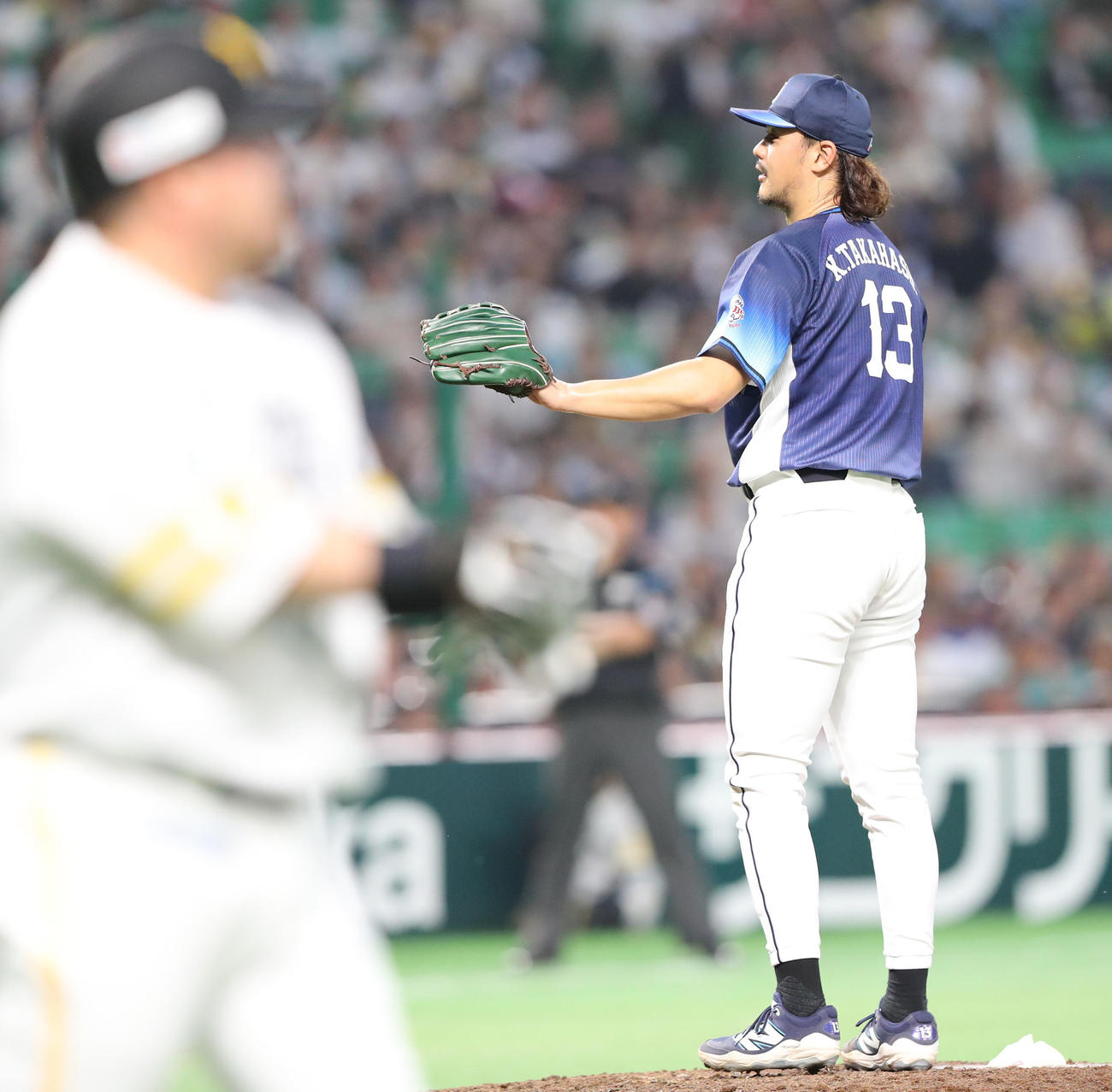 ソフトバンク対西武　4回裏ソフトバンク2死一、二塁、高橋は山川に四球を与え満塁にする（撮影・梅根麻紀）