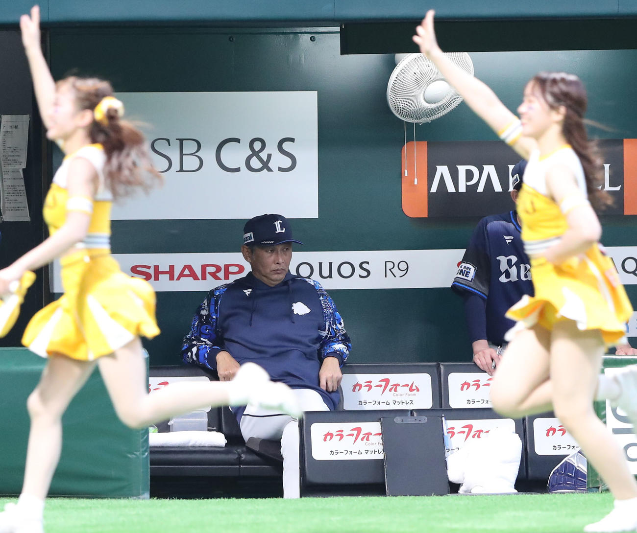 ソフトバンク対西武　ベンチで戦況を見守る西口監督（撮影・梅根麻紀）