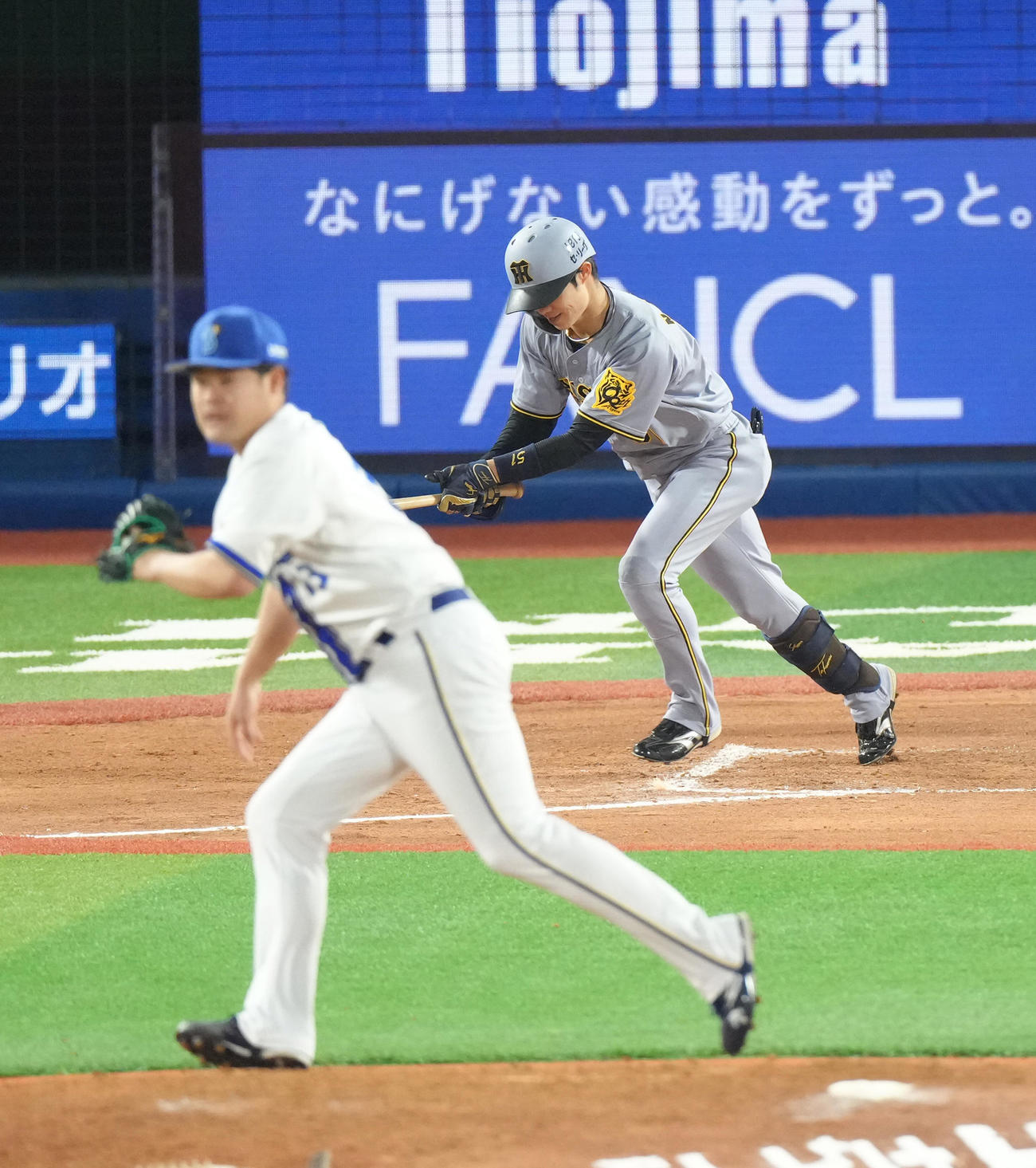 DeNA対阪神　7回表阪神2死満塁、中野は二ゴロに倒れる。投手伊勢（撮影・足立雅史）
