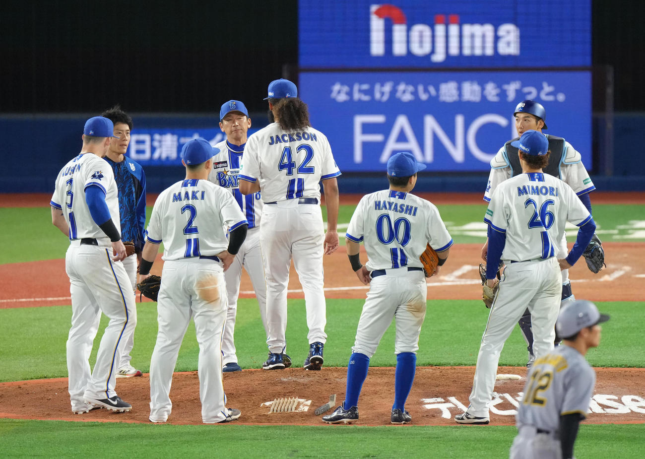 DeNA対阪神　交代を告げマウンドでDeNA先発ジャクソン（中央）をねぎらう三浦監督（同左）（撮影・足立雅史）