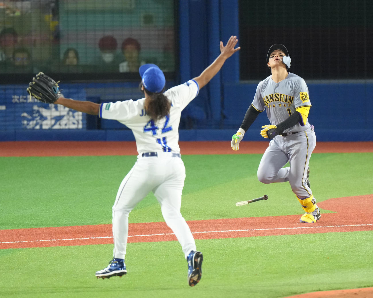 DeNA対阪神　6回表阪神無死二塁、森下（右）はバットを折られ一邪飛に倒れる。投手ジャクソン（撮影・足立雅史）