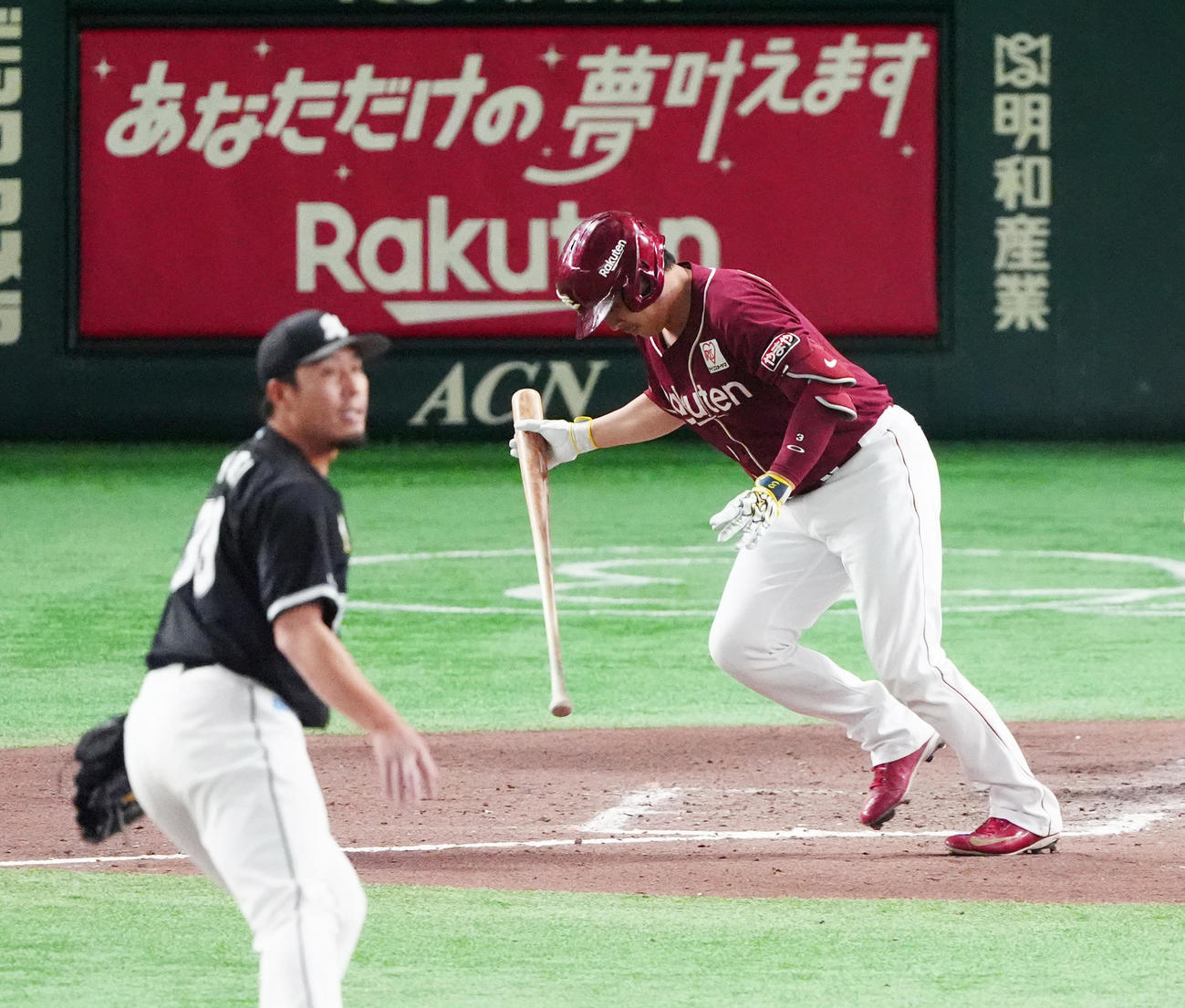 楽天対ロッテ　7回裏楽天2死一、二塁、左前適時打を放つ浅村（撮影・清水貴仁）