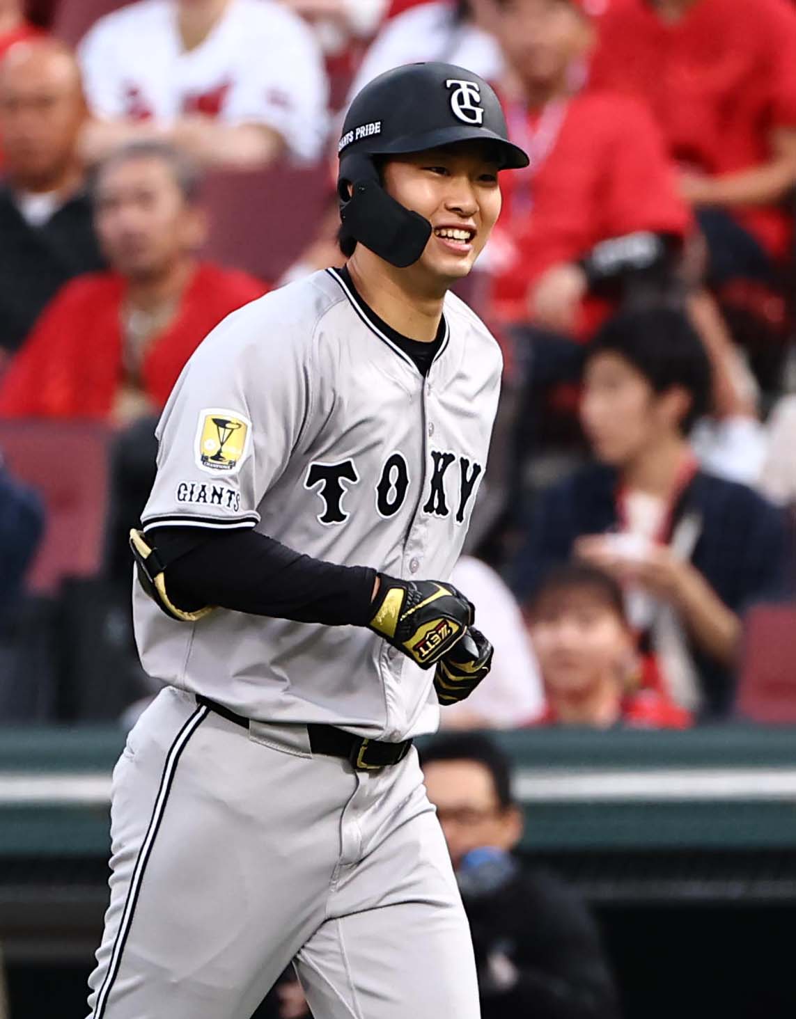 広島対巨人　3回表巨人無死一塁、山崎は送りバントを決める（撮影・上田博志）