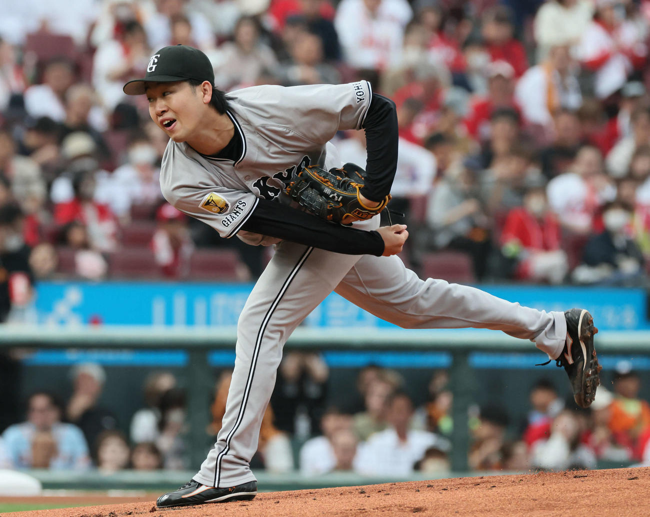 広島対巨人　巨人先発の山崎（撮影・加藤孝規）